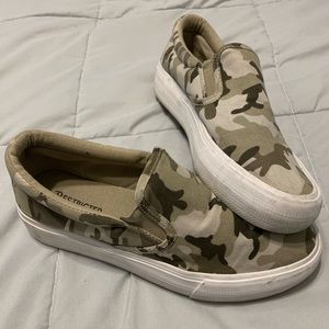 Women’s size 9, Restricted loafer shoe. Excellent condition!